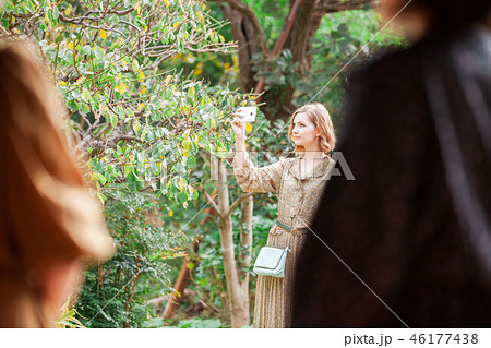 スマホで写真を撮る外国人女性 スマホで写真を撮る外国人女性 46177438