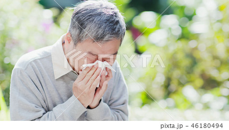 old man sick and sneeze 46180494