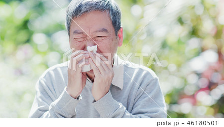 old man sick and sneeze 46180501