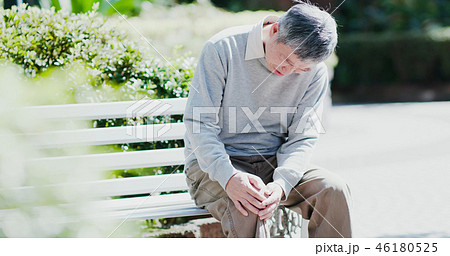 old man with knee problem 46180525