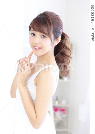 若い女性　ヘアスタイル 46180909