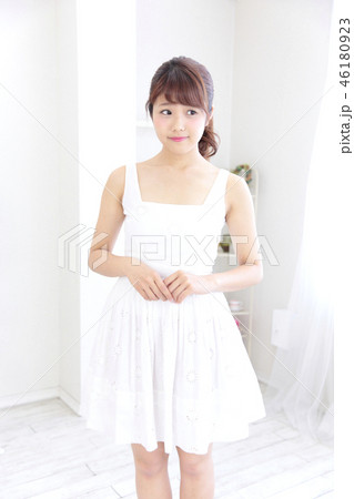 若い女性　ヘアスタイル 46180923