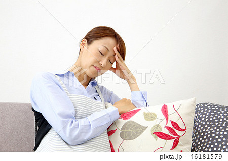 頭が痛い主婦 46181579