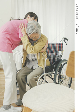 高齢者介護 介助シーン 移乗 トランスファー 高齢者介護 介助シーン 移乗 トランスファー 46183547