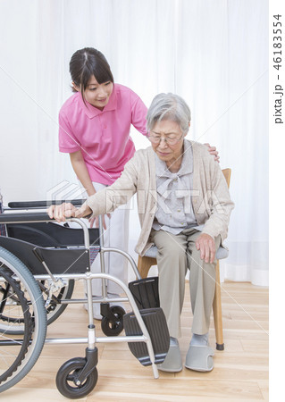 高齢者介護　介助シーン　移乗　 46183554