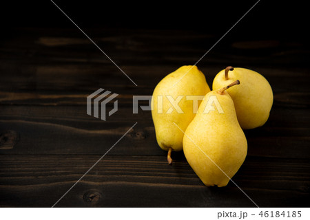 Yellow ripe fresh pears on old wooden board 46184185