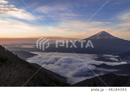 朝の新道峠より富士山 46184393