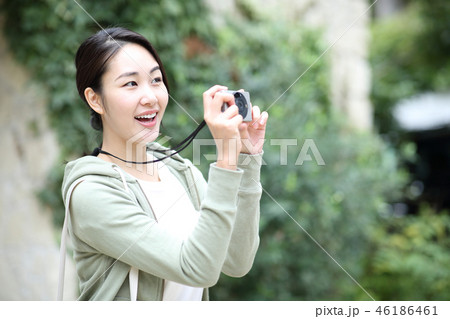 写真を撮る女性 写真を撮る女性 46186461