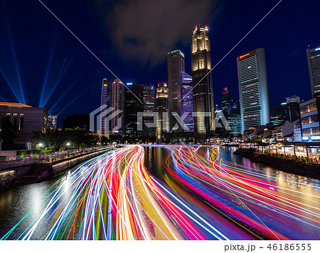シンガポールの夜景と屋形船の光跡 シンガポールの夜景と屋形船の光跡 46186555