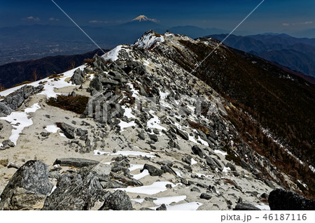 残雪の鳳凰三山・観音岳から見る富士山と薬師岳 残雪の鳳凰三山・観音岳から見る富士山と薬師岳 46187116