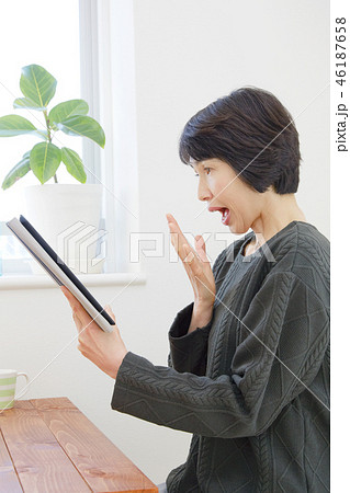 女性　ミドルエイジ  驚き 46187658