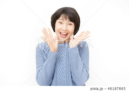 女性　ミドルエイジ  驚き 46187665