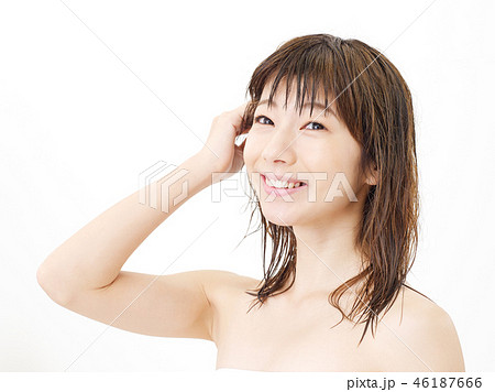 髪を洗う女性 46187666