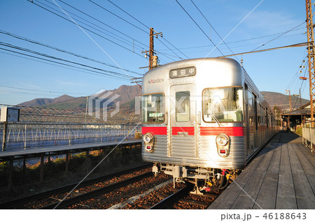 志賀の山間を背景に出発を待つ長野電鉄3500系電車 46188643