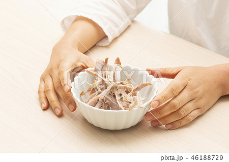 あたりめを食べる女性 46188729