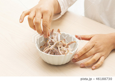 あたりめを食べる女性 46188730