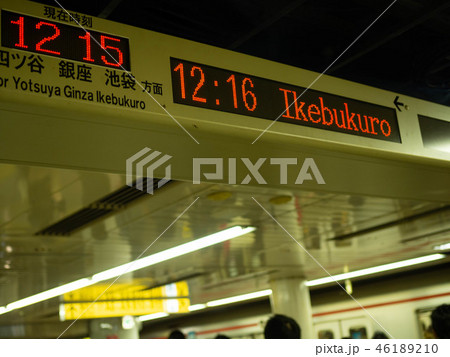 東京メトロ丸ノ内線の風景　池袋行き（英語表記） 46189210