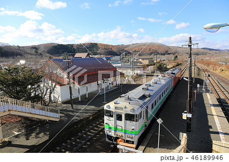 特急と交換のため厚内駅に停車する普通列車 46189946