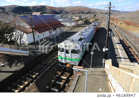 特急と交換のため厚内駅に停車する普通列車 46189947