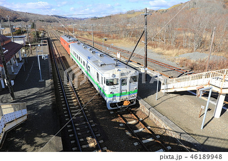 特急と交換のため厚内駅に停車する普通列車 46189948