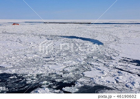 遠くに見えるガリンコ号IIと流氷 46190602