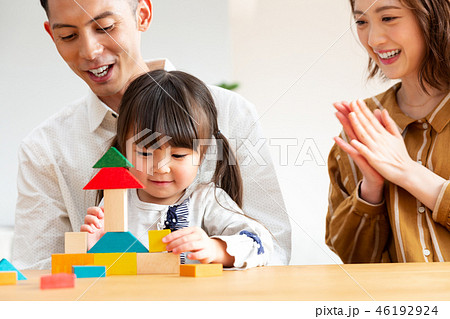 子ども 積み木 遊ぶ 46192924