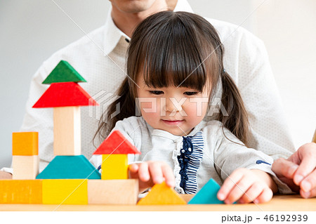 子ども 積み木 遊ぶ 46192939