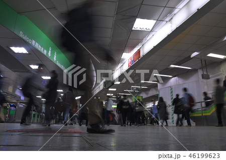 駅を歩く人々4 46199623