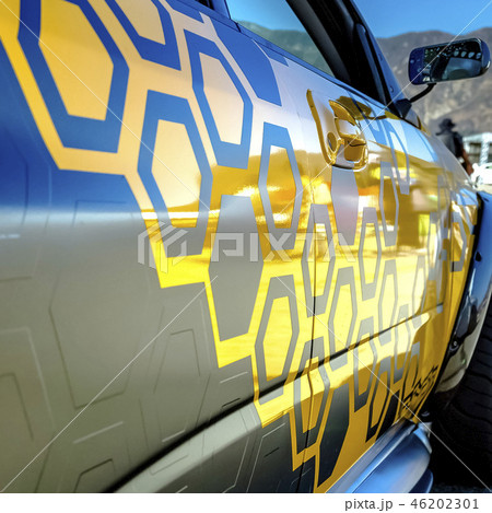 Gray car with exterior geometric pattern decals 46202301