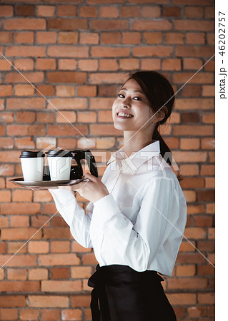 カフェ　店員 女性 46202757