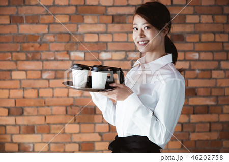 カフェ　店員 女性 46202758