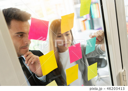 Business people are brainstorming. 46203413