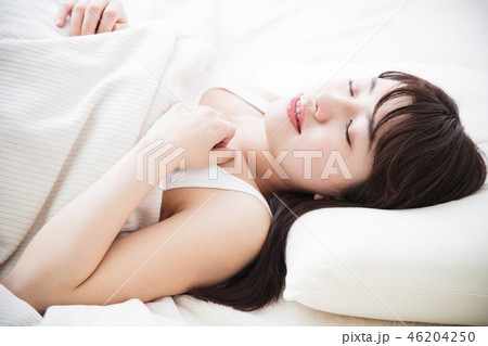 女性 寝る 睡眠 朝 若い女性 かわいい ライフスタイル 女性 寝る 睡眠 朝 若い女性 かわいい ライフスタイル 46204250