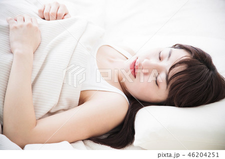 女性　寝る　睡眠　朝　若い女性　かわいい　ライフスタイル 46204251