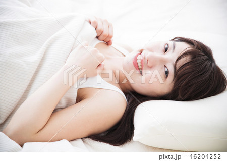 女性 寝る 睡眠 朝 若い女性 かわいい ライフスタイル 女性 寝る 睡眠 朝 若い女性 かわいい ライフスタイル 46204252
