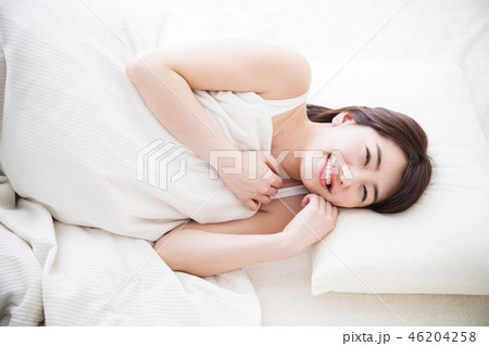 女性 寝る 睡眠 朝 若い女性 かわいい ライフスタイル 女性 寝る 睡眠 朝 若い女性 かわいい ライフスタイル 46204258