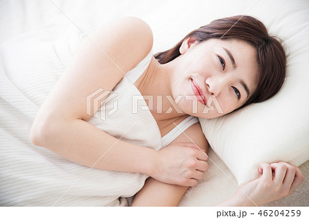 女性 寝る 睡眠 朝 若い女性 かわいい ライフスタイル 女性 寝る 睡眠 朝 若い女性 かわいい ライフスタイル 46204259