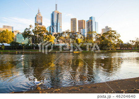 Melbourne cityscape with Yarra river at sunrise 46204640