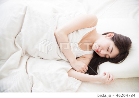 女性 寝る 睡眠 朝 若い女性 かわいい ライフスタイル 女性 寝る 睡眠 朝 若い女性 かわいい ライフスタイル 46204734