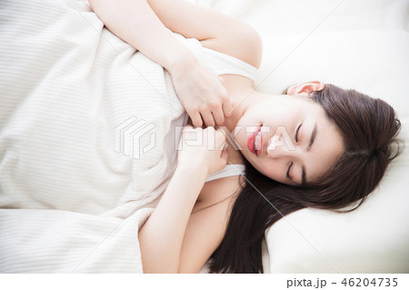 女性　寝る　睡眠　朝　若い女性　かわいい　ライフスタイル 46204735