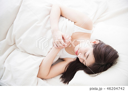 女性　寝る　睡眠　朝　若い女性　かわいい　ライフスタイル 46204742