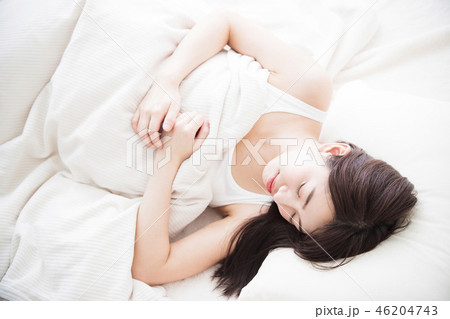女性 寝る 睡眠 朝 若い女性 かわいい ライフスタイル 女性 寝る 睡眠 朝 若い女性 かわいい ライフスタイル 46204743