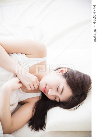 女性 寝る 睡眠 朝 若い女性 かわいい ライフスタイル 女性 寝る 睡眠 朝 若い女性 かわいい ライフスタイル 46204744