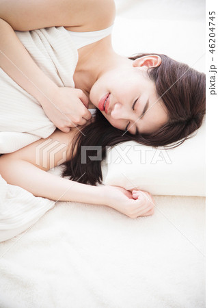 女性 寝る 睡眠 朝 若い女性 かわいい ライフスタイル 女性 寝る 睡眠 朝 若い女性 かわいい ライフスタイル 46204745