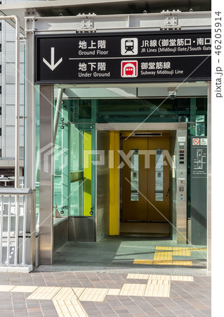 大阪。陸橋に設置されたエレベータ。開いた扉。 大阪。陸橋に設置されたエレベータ。開いた扉。 46205914