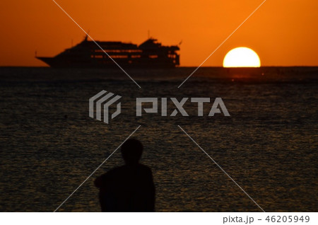 海に沈む夕日 46205949