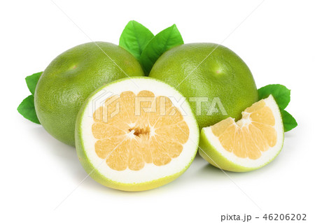 Citrus Sweetie or Pomelit, oroblanco with slices and leaf isolated on white background close-up 46206202