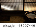 町屋の格子戸と映る水がめ。夜の京都 46207449