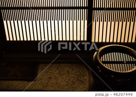 町屋の格子戸と映る水がめ。夜の京都 46207449