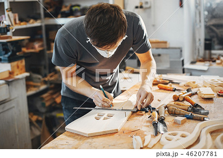 The carpenter works with a tree 46207781